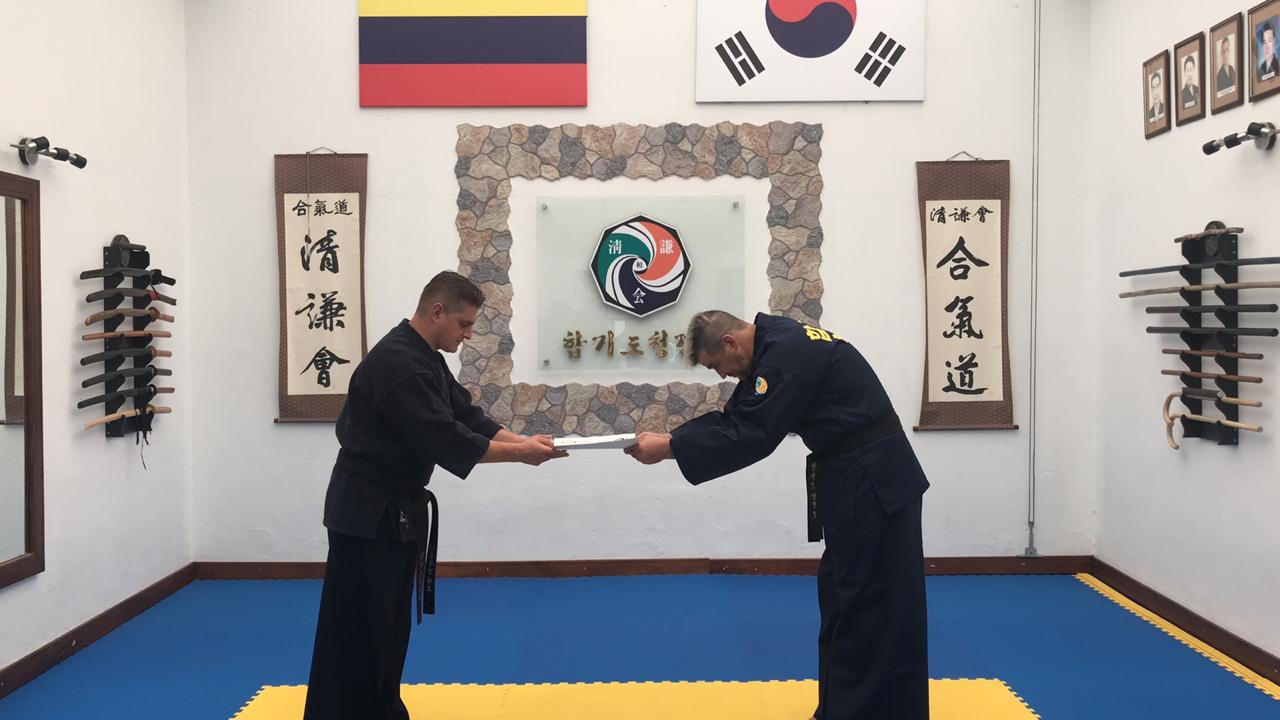 Recibiendo certificado de dojang